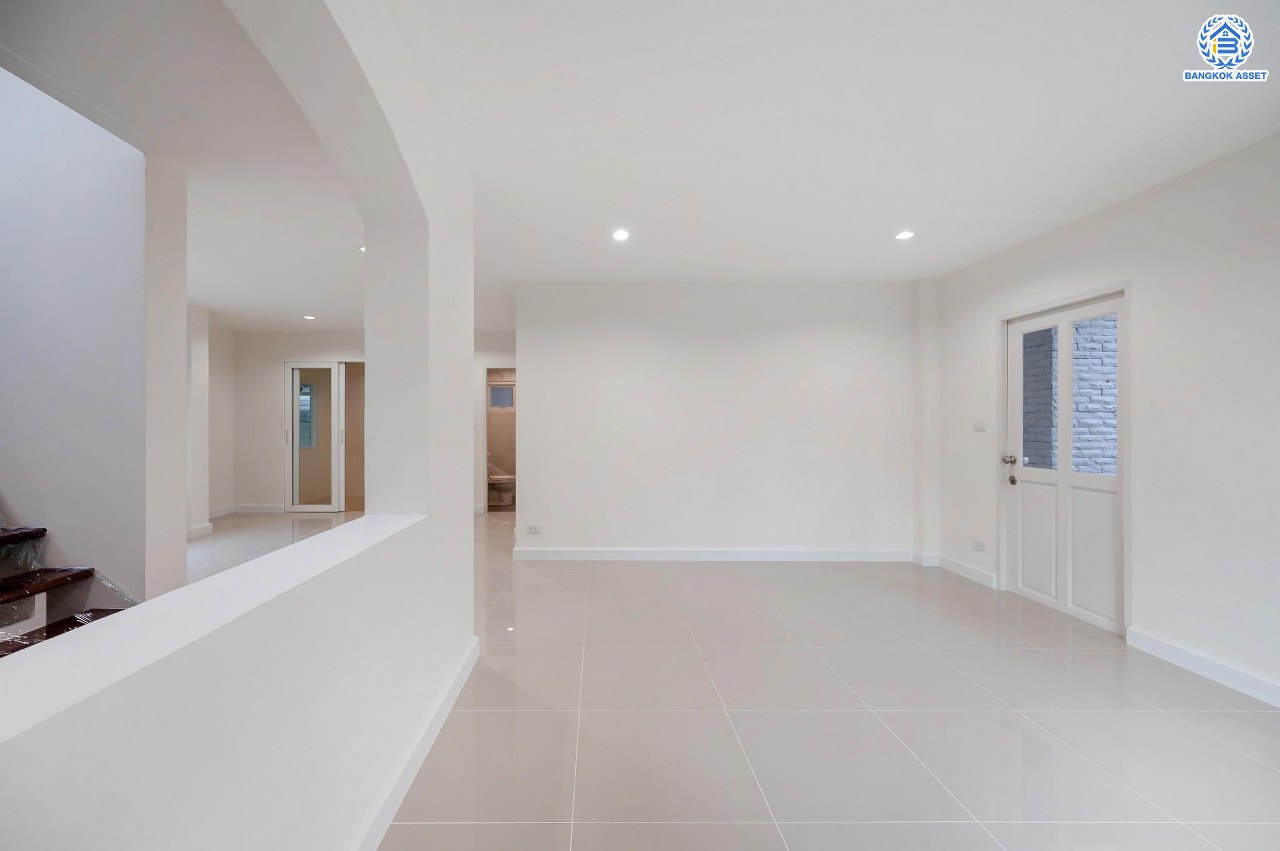 บ้านมือสองตกแต่งใหม่ โครงการ เพอร์เฟคเพลส รัตนาธิเบศร์-ไทรม้า รองรับความสุข บนเนื้อที่ 64.5 ตร.ว. พื้นที่ใช้สอย 190.43 ตร.ม. ฟังก์ชัน 3 ห้องนอน 3 ห้องน้ำ จอดรถได้ 2 คัน ทำเลเชื่อมต่อได้หลายเส้นทาง ติดถนนรัตนาธิเบศร์ และรถไฟฟ้าสายสีม่วง "สถานีบางรักน้อยท่าอิฐ"